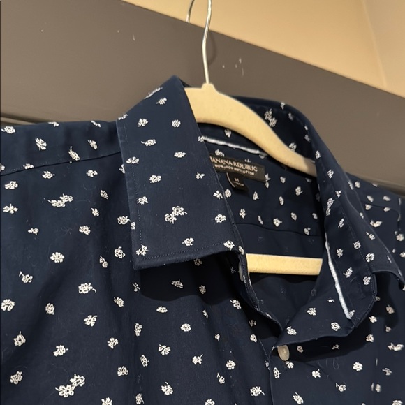 Banana Republic Button-Down Shirt – Men’s Medium – Navy Blue with White Print - Picture 3 of 5